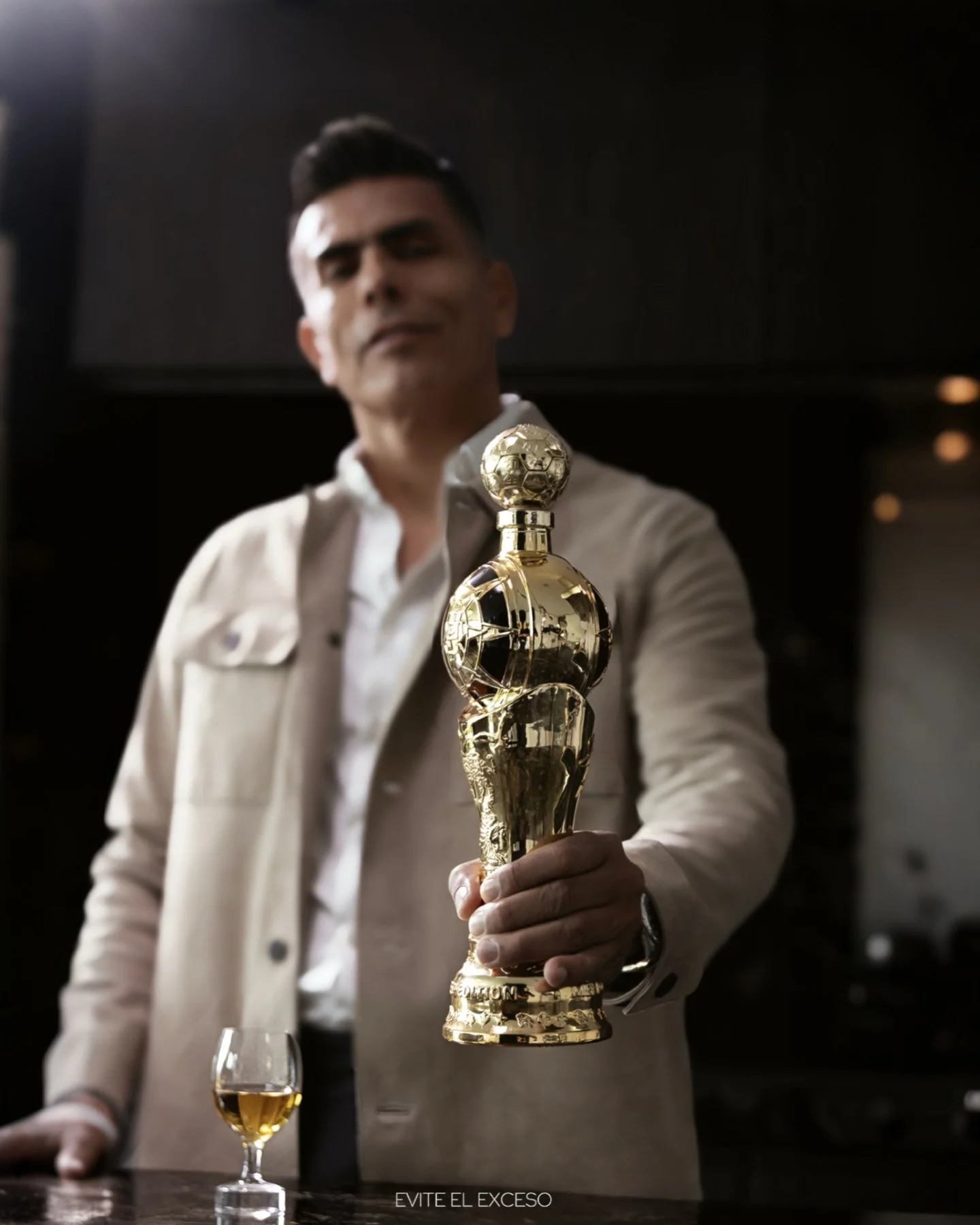 Oswaldo Sánchez presentando Nuestro Placer Extra Añejo